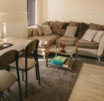 Chorlton-cum-Hardy Apartment | 2 Beds Suburb Nestled Nook