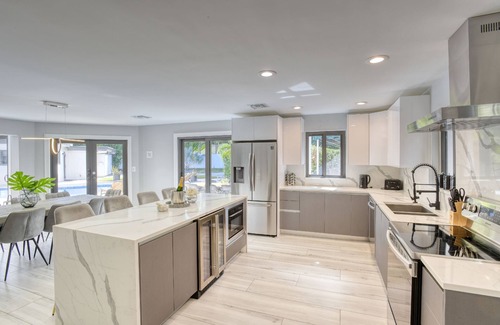 Harbour Inlet Villa | 2 Big Homes On 1 Big Lot Walk to Beaches & Hot Spots!