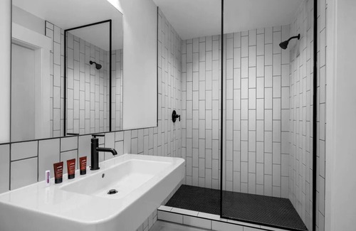 People's Freeway Hotel | 2 Boulder Rooms at evo Hotel, Free Parking & Dogs are Welcome!