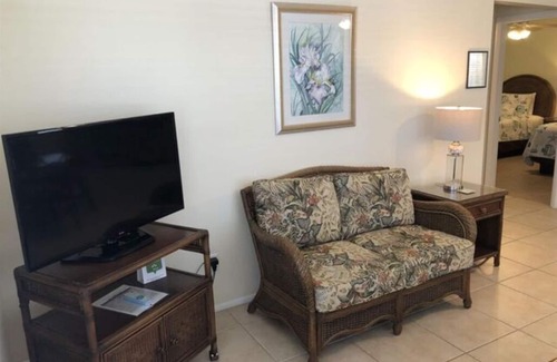 Laurel Villa | 2 BR VILLA SUITE w/queen bed