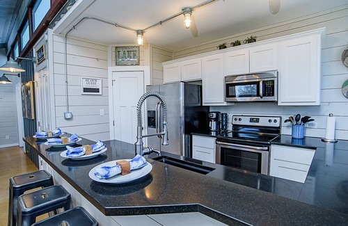 McQueeney Cabin | 2 Cabins-3 Acre Waterfront Property-10 Min to New Braunfels