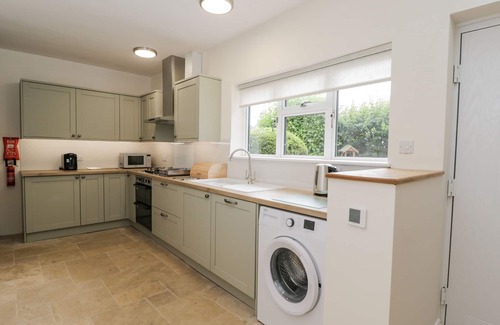 Chipping Norton Cottage | 2 CHURCH STREET, pet friendly, with open fire in Chipping Norton