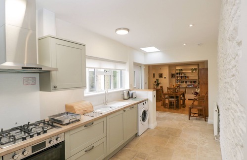 Chipping Norton Cottage | 2 CHURCH STREET, pet friendly, with open fire in Chipping Norton