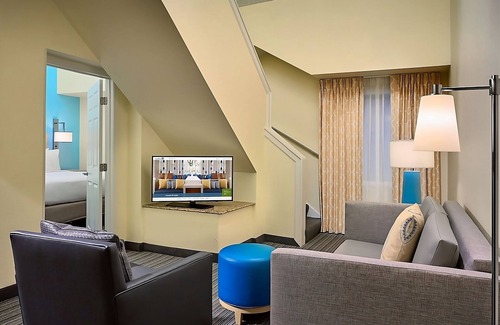White Station House | 2 Comfortable Units! w/ Parking, Pets Allowed Near Children's Museum of Memphis!