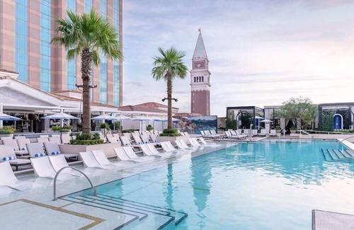 Las Vegas House | 2 Connecting Suites at a 5⭐️ Hotel