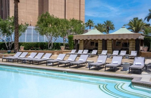 Las Vegas House | 2 Connecting Suites at a 5⭐️ Hotel