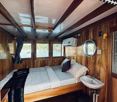 Labuan Bajo Boat Rental | 2 Days Private Charter Boat best komodo tour