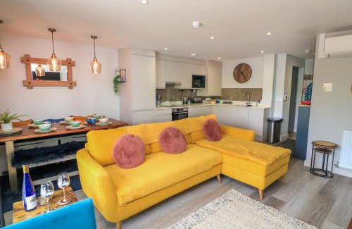 Dartmouth Apartment | 2 De Courcey House