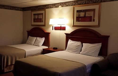 Campbelltown Hotel | 2 Family-Friendly Units! Minutes to Tanger Outlets Hershey, FREE Onsite Parking!