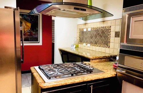 Guacima House | 2-floor, 3-bedroom house/AC/WiFI/10 mins from SJO and 15 mins from Parque Viva.