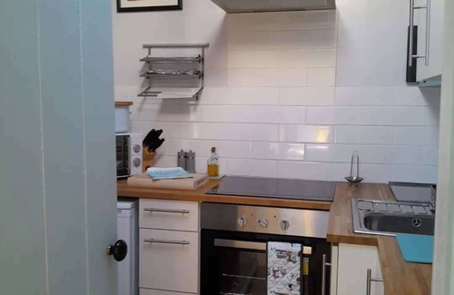 Calstock Apartment | 2 Guests - Free Parking - Studio Private Courtyard
