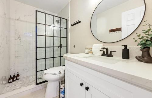 Linda Vista House | 2 Homes in 1 Sleeps 18 10 Min to Zoo and Beach