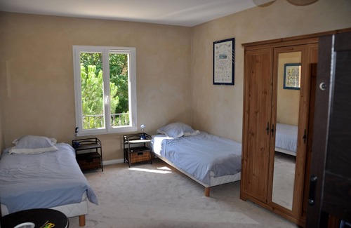 La Bruguiere House | 2 HOUSES Large garden-Pool -Jacuzzi -10 PEOPLE