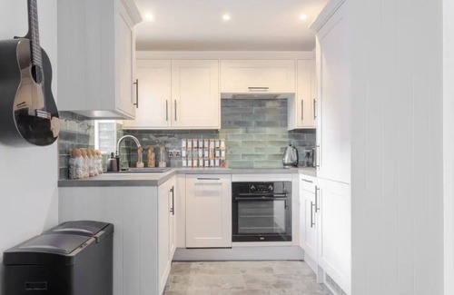 Rotherhithe Apartment | 2 King Bed Modern Refurb Flat - 10 mins 2 London Bridge - Sleeps 6 Guests