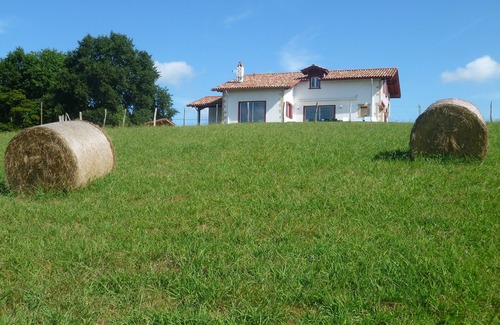 Bidart Villa | 2 km from the beaches of Guéthary, villa 10 people, large garden, mountain view
