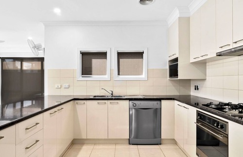 Yarrawonga House | 2 Luton attention skiers, golfers and families