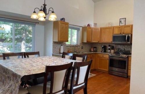 Colorado Springs Villa | 2 Master Suites/3 King Beds/4 Bath/Mins to Airport