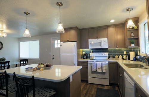 Hillsboro House | 2 Master Suites - newly renovated!