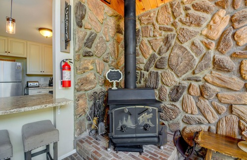 Prescott Cabin | < 2 Mi to Dtwn: Prescott Cabin w/Furnished Deck