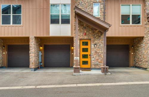 Rendezvous House | 2 Mi to Fraser River Trail Townhome with Hot Tub!