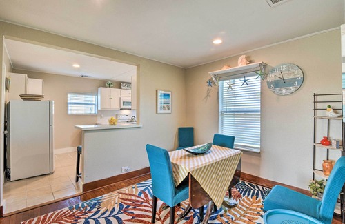 Galveston Cottage | 2 Mi to Pier: Colorful Cottage in Galveston!