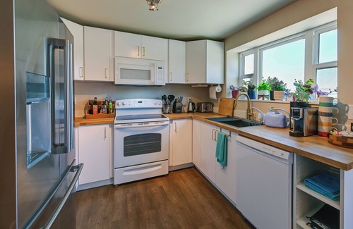 Des Moines Apartment | 2 Mi to Saltwater State Park: Home in Des Moines