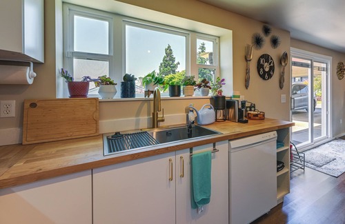 Des Moines Apartment | 2 Mi to Saltwater State Park: Home in Des Moines