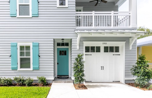 Mount Dora Apartment | 2 min walk to Downtown/KING BED/Golf Cart Rental/Pet Friendly!