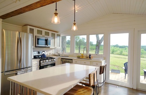 Tryon House | 2 mins to TIEC! THE ORANGE DOOR 3br 2 ba LUXE MODERN FARMHOUSE COTTAGE