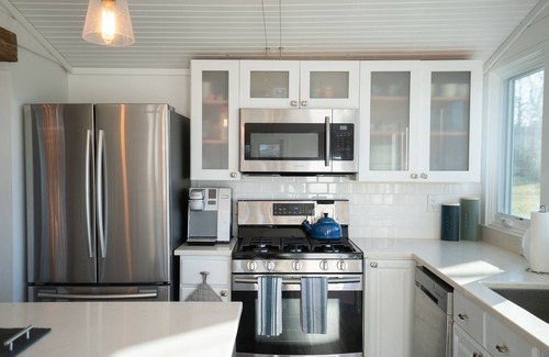 Tryon House | 2 mins to TIEC! THE ORANGE DOOR 3br 2 ba LUXE MODERN FARMHOUSE COTTAGE