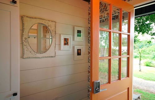 Tryon House | 2 mins to TIEC! THE ORANGE DOOR 3br 2 ba LUXE MODERN FARMHOUSE COTTAGE