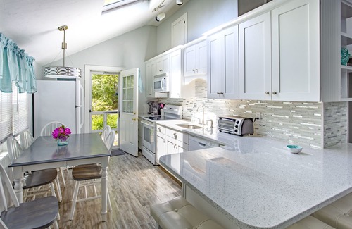 Mashpee House | 2 Modern Homes, 5-Star Reviews. Walk: Priv Beach, Shops, Dining, Mini-Golf, More