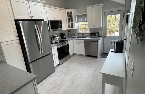 Mashpee House | 2 Modern Homes, 5-Star Reviews. Walk: Priv Beach, Shops, Dining, Mini-Golf, More