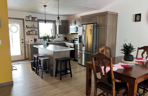 De Pere House | 2 Night minimum! 10 miles from Lambeau