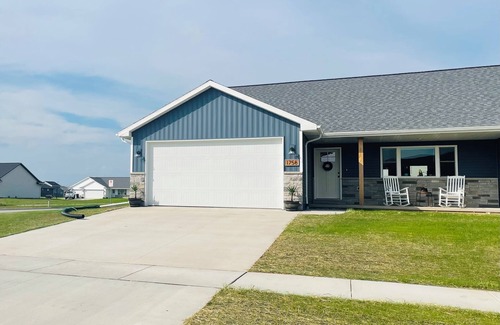 De Pere House | 2 Night minimum! 10 miles from Lambeau