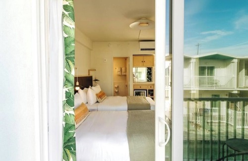 San Jacinto Hotel | 2 Queen Bed Rooms w/Balconies | Walk to Sand, Shops & Galveston Sights