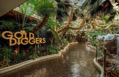 Laughlin House | 2 Queen Beds at Golden Nugget Laughlin! Close to Ken Fovargue Park!