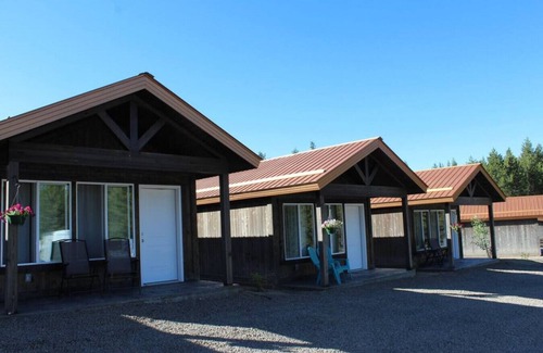 Island Park Ski Chalet | 2 Queen Beds, WIFI, Mini Fridge, Microwave, Full Bathroom