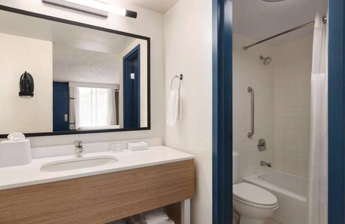 Sarasota Hotel | 2 Relaxing Rooms Near Siesta Key Beach – Free Breakfast & Pet-Friendly