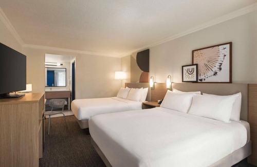 Sarasota Hotel | 2 Relaxing Rooms Near Siesta Key Beach – Free Breakfast & Pet-Friendly