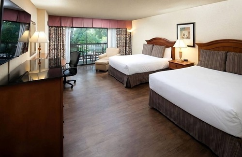 Redding Resort | 2 Relaxing Units! Outdoor Pool, Parking, Pets Allowed, Near River Side Park!