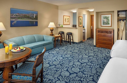 Crown Point Hotel | 2 Resort Studio Queens, Catamaran Resort, Waterfalls, Easy Access to SeaWorld