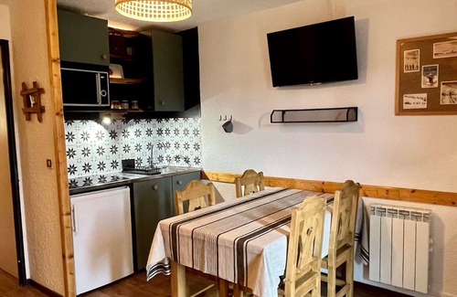 Eclose-Ouest Apartment | 2-room apartment for 5 ppl at L'Alpe d'Huez, near shops and cable car, pets allowed
