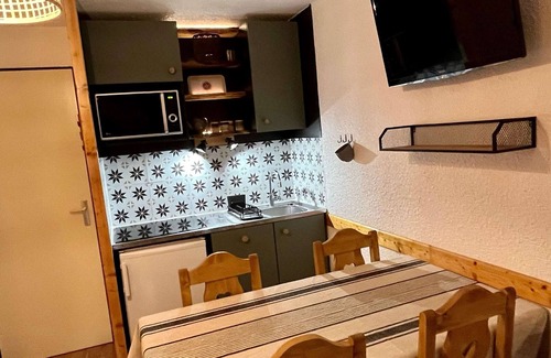 Eclose-Ouest Apartment | 2-room apartment for 5 ppl at L'Alpe d'Huez, near shops and cable car, pets allowed