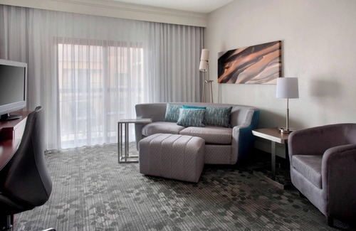Middletown Hotel | 2 Rooms | Family Ready Accommodations | Close to Bowen's Wharf