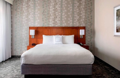 Middletown Hotel | 2 Rooms | Family Ready Accommodations | Close to Bowen's Wharf