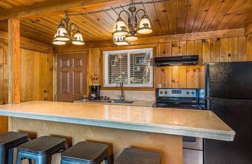 Bass Lake Hotel | 2 Scenic Lakeside Retreat Near Yosemite, Perfect for Hikes & Lake Adventures