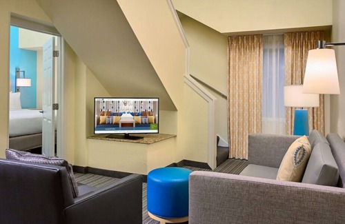 White Station House | 2 Sleek Units! w/ Kitchen, Pool, Pets Allowed Near Fire Museum of Memphis!