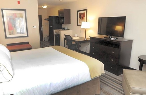 Cambridge Hotel | 2-Star Hotel ∙ Holiday Inn Express & Suites Cambridge, an IHG Hotel