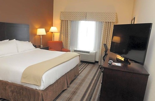 Cambridge Hotel | 2-Star Hotel ∙ Holiday Inn Express & Suites Cambridge, an IHG Hotel